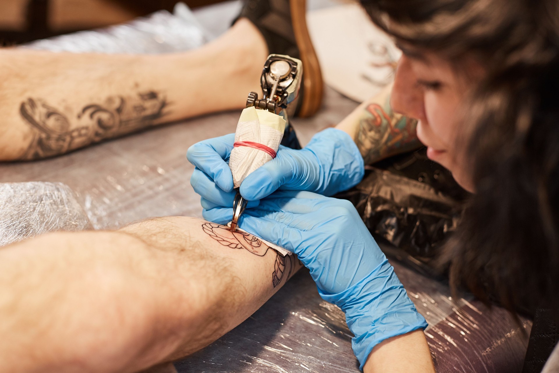 Le tatoueur fait
