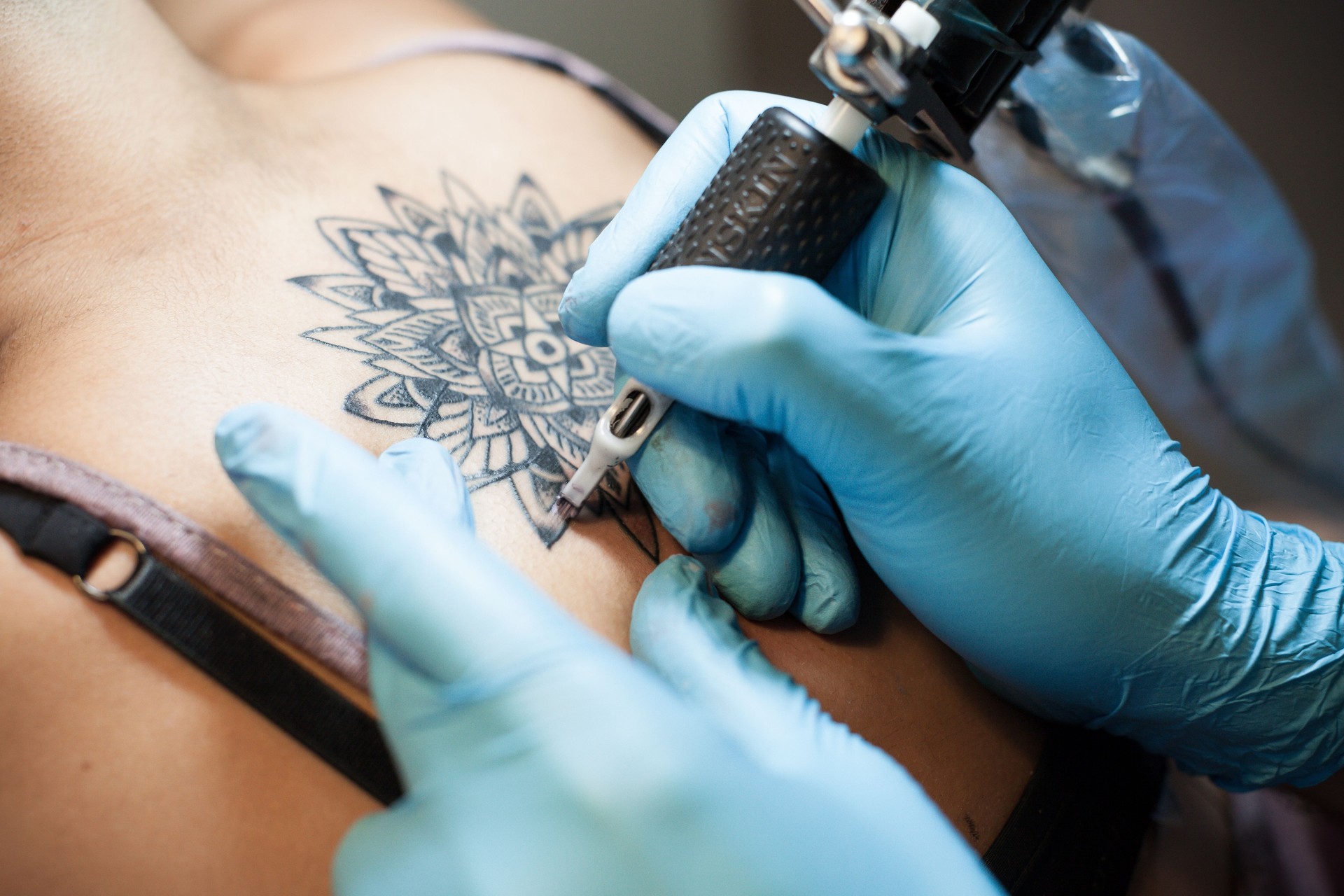 Artiste tatoueur de travail