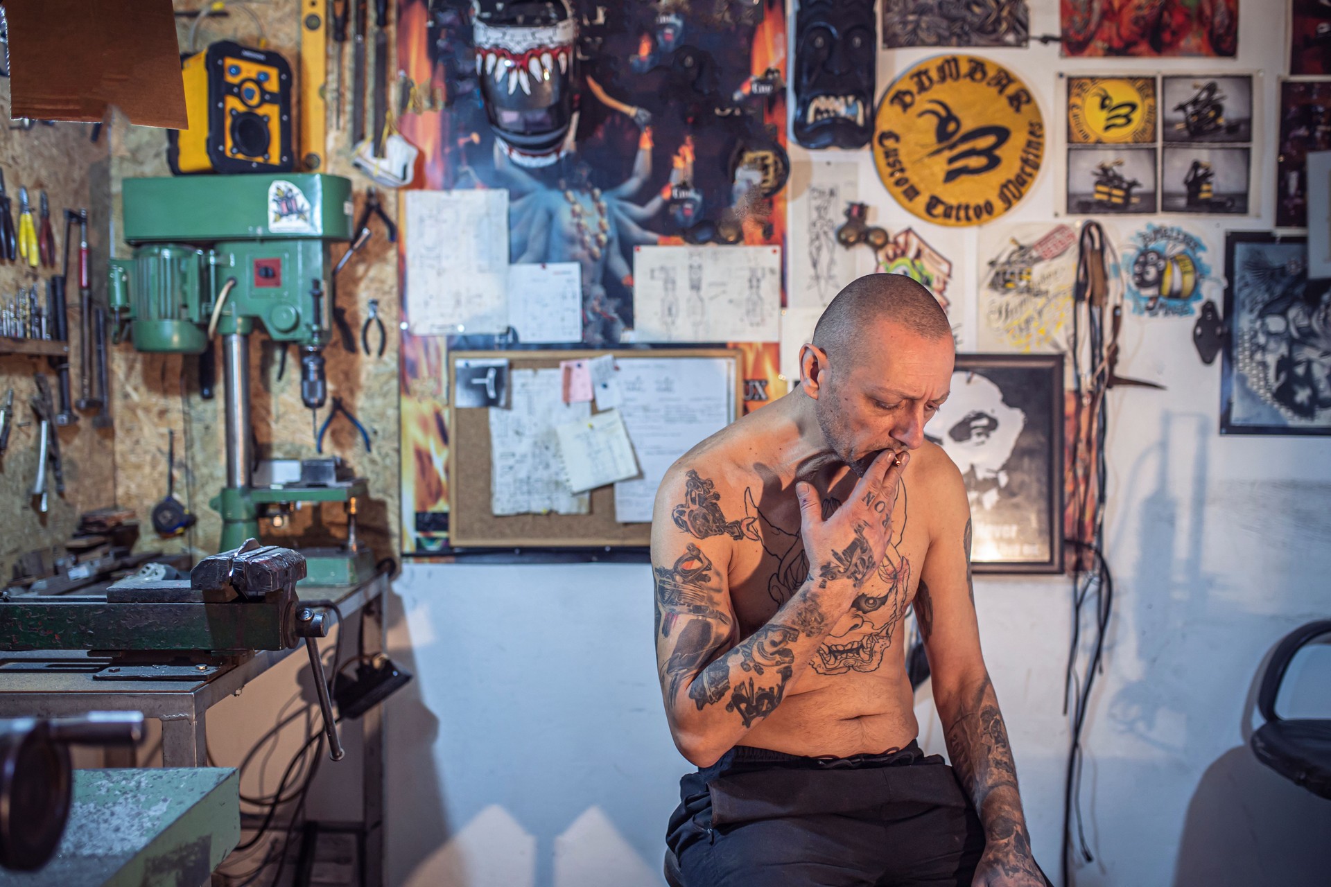 Verticale d’un homme tatoué dans un studio de tatouage